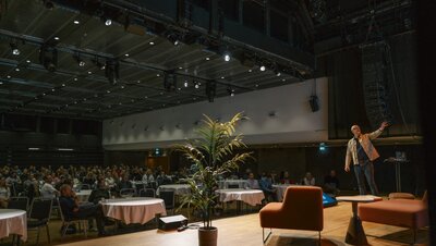 Erik fra scenen mot salen brukes