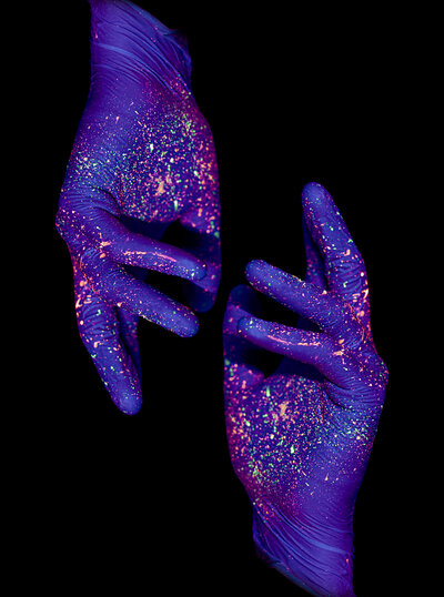 Persons hand with purple paint. Photo by Benjamin Cantini on Scopio