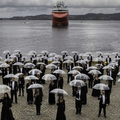 Fullt orkester med paraplyer paa skoltegrunnskaien foto oddleiv apneseth